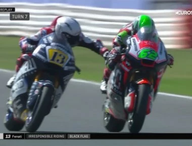 Παρά τρίχα δεν τον σκότωσε: Αναβάτης πάτησε φρένο σε άλλον αναβάτη που έτρεχε με 200 χλμ στο Grand Prix! (βίντεο)